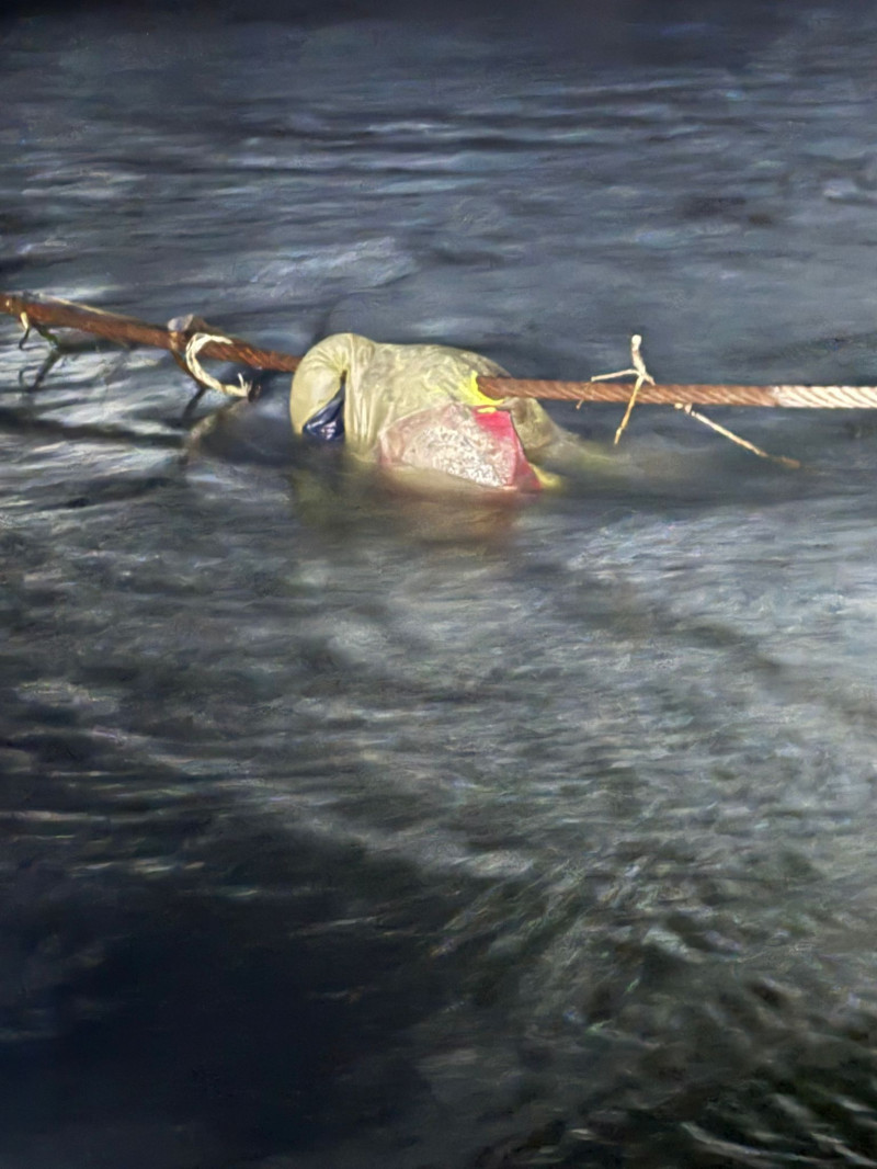 Lebensgroße Puppe im Wasser